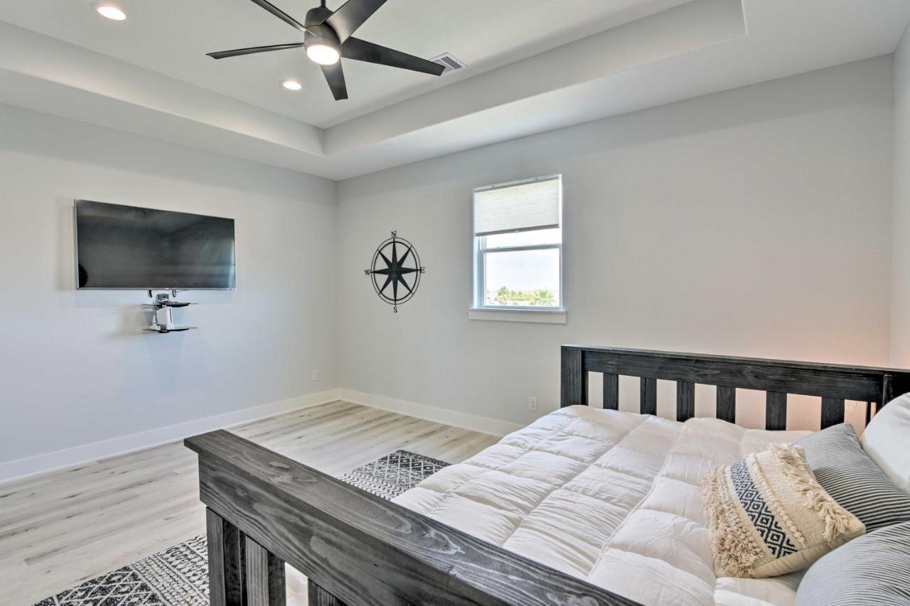 Chic Crystal Beach Escape With Deck - Walk To Beach! Bolivar Peninsula Exterior photo