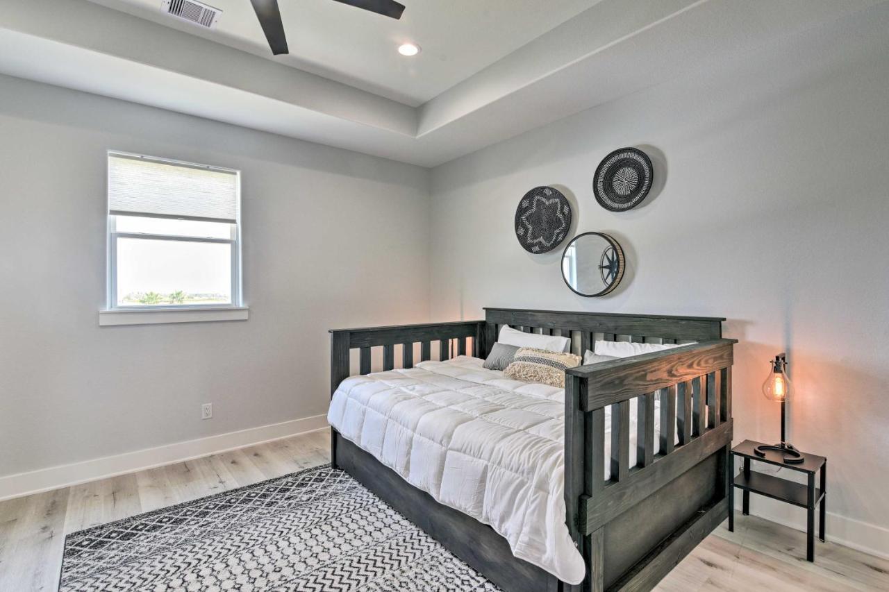 Chic Crystal Beach Escape With Deck - Walk To Beach! Bolivar Peninsula Exterior photo